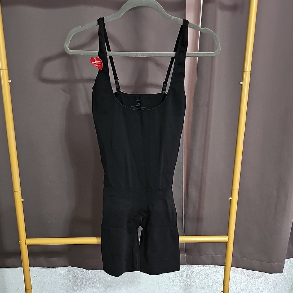 Black One Piece Shape Ware